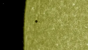 Imagini PERFECTE din spaţiu. Tranzitul planetei Mercur prin faţa Soarelui a fost surprins pe camere de NASA