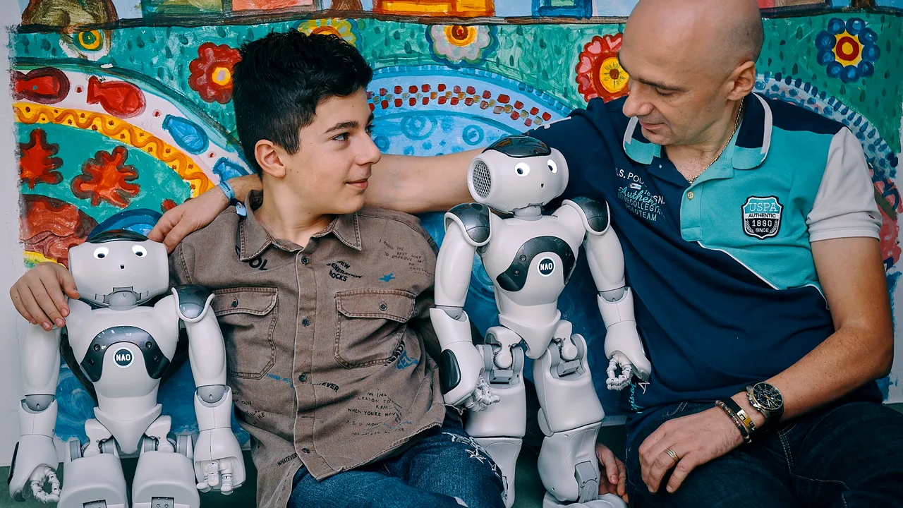 Doi roboţi care cântă şi dansează, folosit de psihologi în terapia copiilor cu autism, la Constanţa