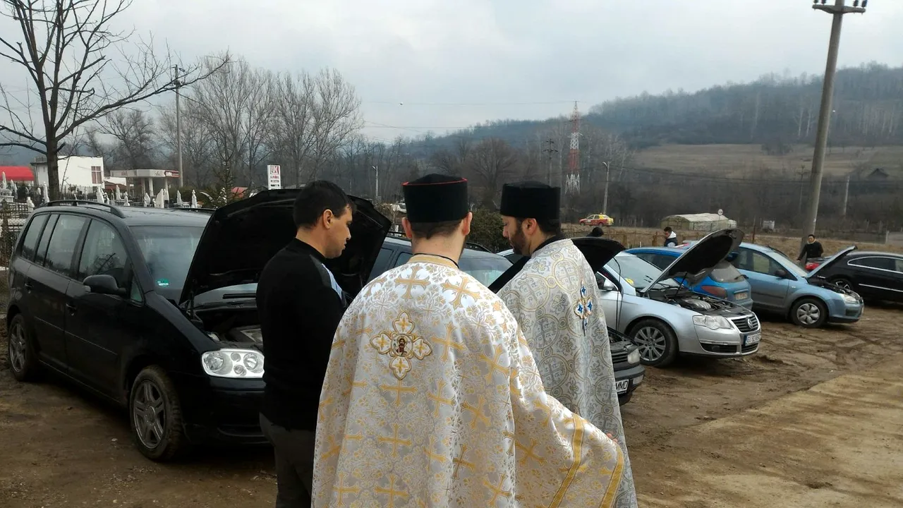 Preot din Motru, la sfinţit maşinile din Gorj: Se face rânduiala, nu se face niciun abracadabra sau altceva / Slujba de binecuvântare, anunţată pe Facebook