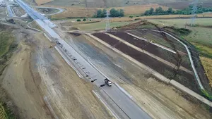 După autostrada plutitoare, avem autostrada fisurată. Ministrul Cuc: Constructorul respectă termenul | GALERIE FOTO, VIDEO