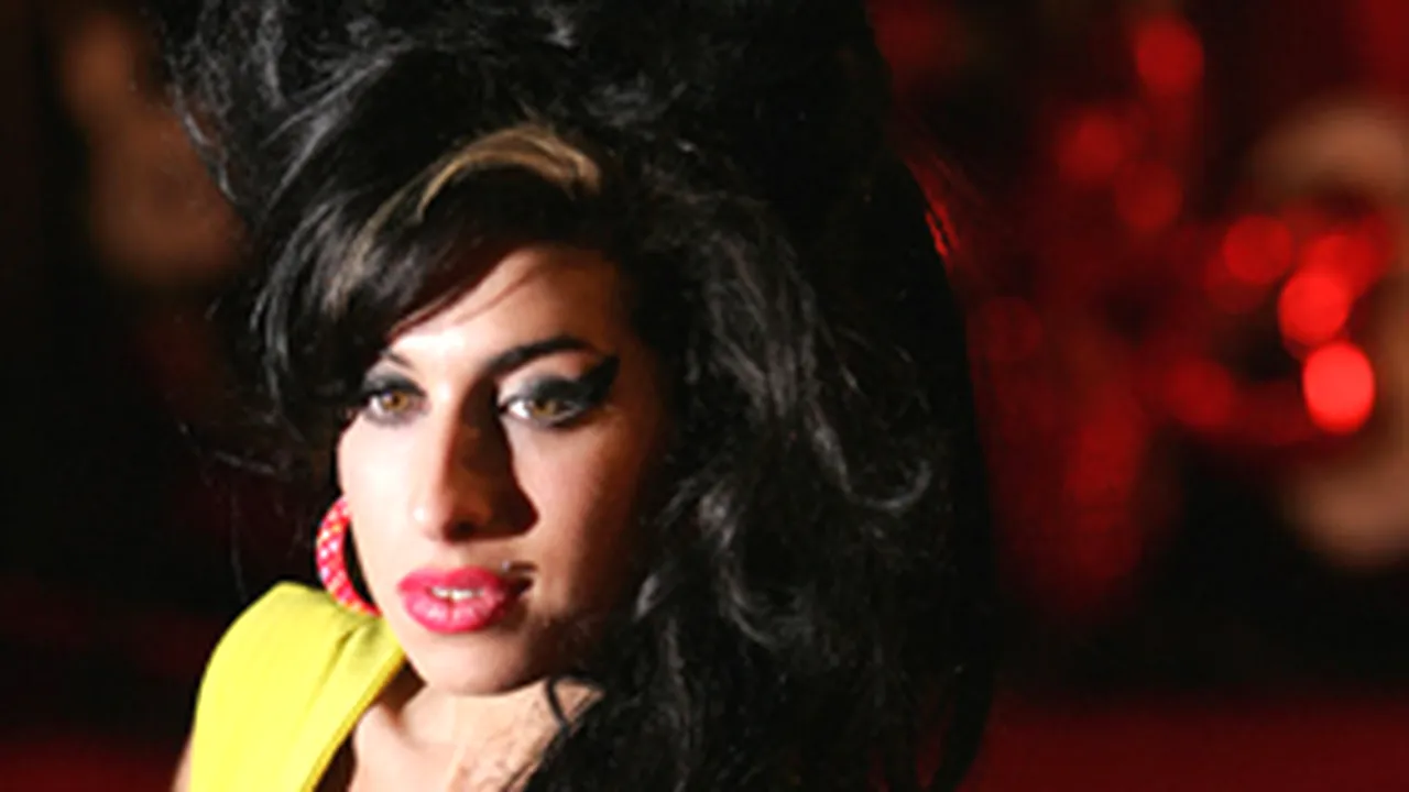 Amy Winehouse, arestată şi audiată pentru deţinere de droguri