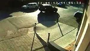 Un autoturism s-a răsturnat în Târgovişte. Accidentul a fost surprins de camerele video ale unui hotel - VIDEO