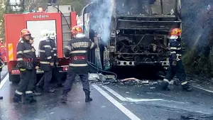 Autocar făcut scrum pe Defileul Jiului: Zeci de călători s-au autoevacuat - FOTO
