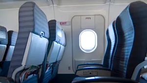 10 lucruri pe care le poţi cere în avion. La unele sigur nu te gândeai