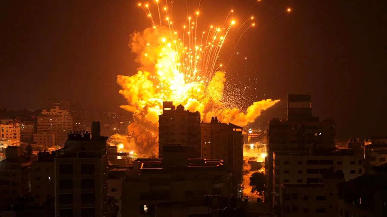Războiul Israel - Hamas, ziua 21. Israel îşi extinde operaţiunile militare în Gaza: armata atacă folosind artilerie şi bombardamente grele / SUA se tem de escaladarea conflictului / Rezoluţia ONU, ignorată / Hamas ţine ostatici peste 200 de persoane / Teroriştii îi eliberează pe ruşi, la cererea Moscovei