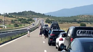 Calvar la singura intrare rutieră în Grecia. Coadă de 5 kilometri la Kulata-Promachonas. „E groaznic! Înaintăm încet, pe o singură coloană”