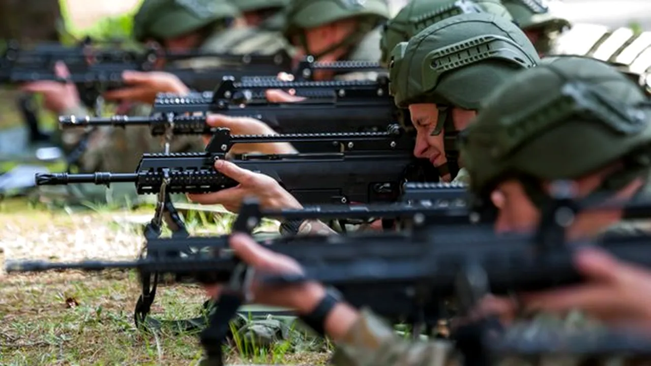 Lituania renunţă de tot la Kalanişkov şi cumpără arma de asalt germană G-36 inclusiv pentru structurile de rezervişti şi voluntari. În România, Beretta instalează liniile de producţie la Cugir