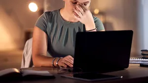 Cum influențează purtarea ochelarilor postura, durerile de cap și oboseala (P)