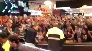 VIDEO. Momentul în care o barieră se prăbuşeşte la un pas de actorul Ryan Reynolds