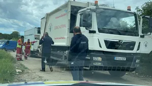 Angajaţi ai firmei de salubrizare din Sectorul 5, prinşi folosind gunoiera pentru deşeuri din Jilava