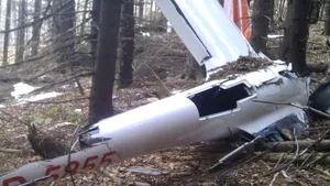PLANORUL DISPĂRUT: O parte din epava din Masivul Postăvarul a fost ridicată cu un elicopter