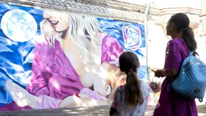 „Alăptarea este un dar pe viață” – pictura murală care înfrumusețează intrarea în Maternitatea Polizu