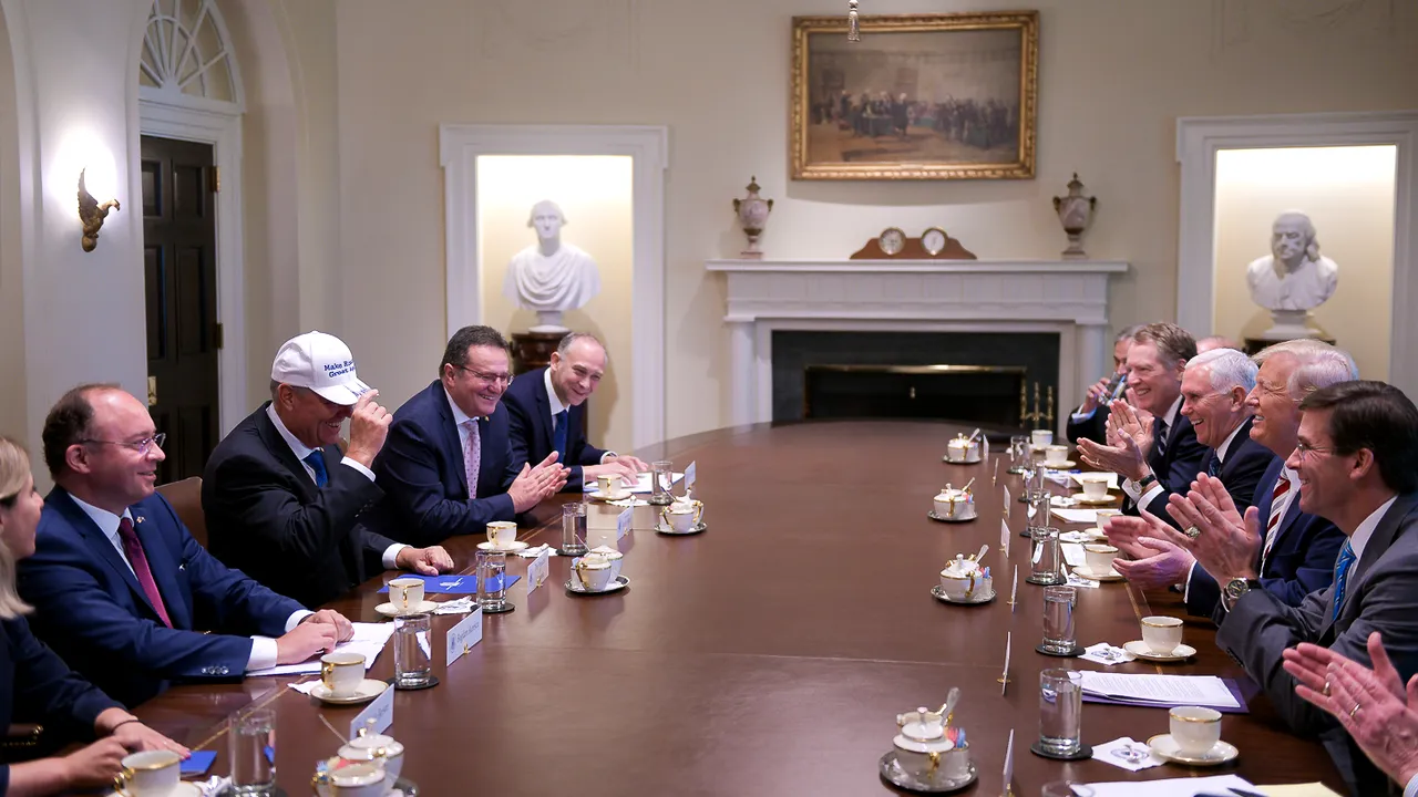 Trump i-a dăruit lui Iohannis o şapcă inscripţionată „Make Romania Great Again”. Ce cadou i-a făcut preşedintele României omologului său american | FOTO
