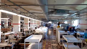 În loc să pună lacătul, au găsit soluţii! O fabrică din Craiova a abandonat genţile în favoarea combinezoanelor