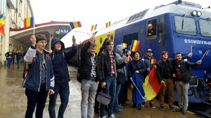 Trenul Unirii cu locomotivă tricoloră, aşteptat în gara Iaşi cu drapelul naţional | GALERIE FOTO