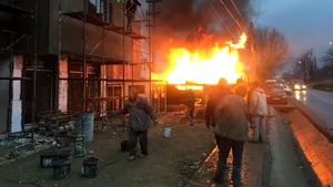 FOTO Incediu puternic pe un şantier din Iaşi, la o baracă folosită de muncitori 