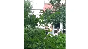 În faţa copiilor îngroziţi: O ceartă din cauza unui leagăn a degenerat într-o bătaie cu pumni şi picioare între taţi | VIDEO