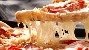 O femeie din Arad susţine că a găsit un dinte cariat în pizza comandată acasă