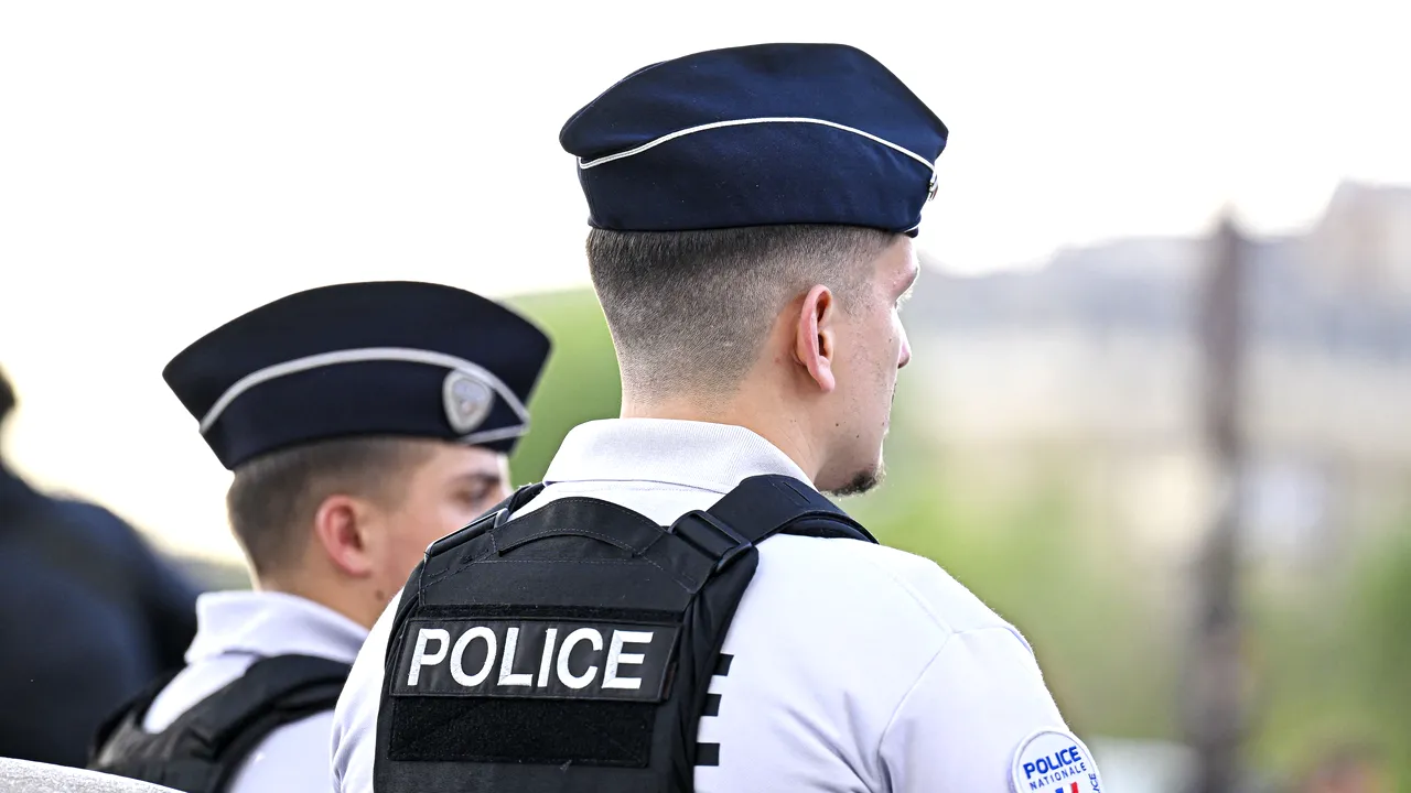 O grupare formată din falşi poliţişti a făcut zeci de furturi în Franţa