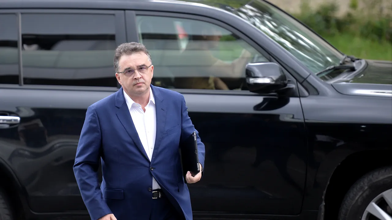 Oprişan ameninţă că se leagă cu lanţuri de Palatul Victoria, dacă noul spital judeţean, aflat în proiect, nu va primi finanţare

