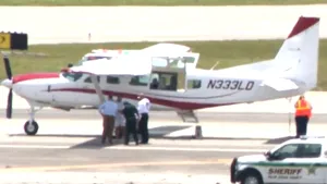 Zbor cu peripeţii. Un pasager neinstruit a aterizat un avion după ce pilotul a leşinat