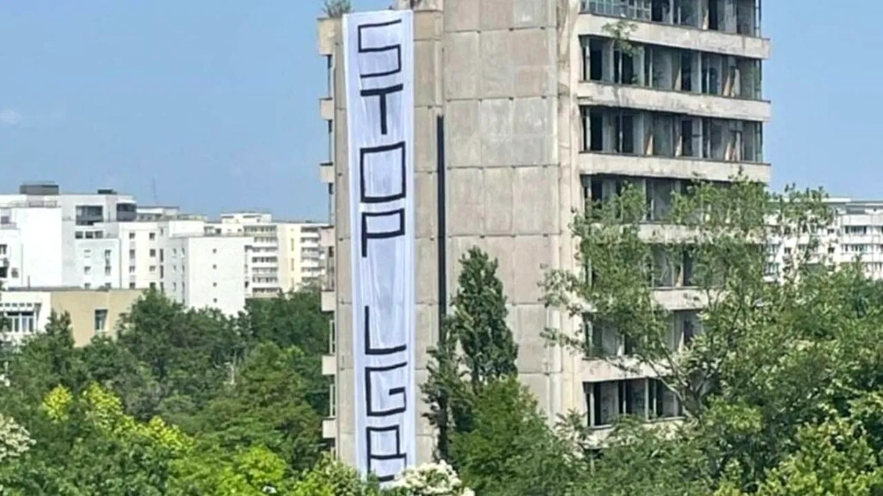Anchetă a Poliției Capitalei după apariția pe o clădire a unui banner uriaș cu mesajul „STOP LGBT”