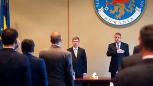 Mihai Răzvan Ungureanu, învestit şef al SIE. Preşedintele Klaus Iohannis a participat la ceremonie 