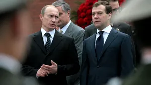 Cota de popularitate a tandemului Medvedev-Putin este în scădere