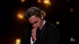 OSCAR 2020. Discursul copleşitor al lui Joaquin Phoenix: „Ne simţim îndreptăţiţi să inseminăm artificial o vacă şi să îi furăm puiul” / „Am fost un nemernic toată viaţa mea”