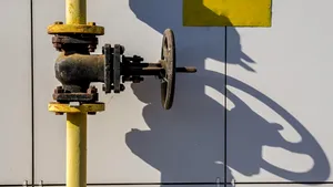 Miros de gaz într-un bloc cu 10 etaje din Zalău. Locatarii au fost evacuați, o persoană a a ajuns la spital