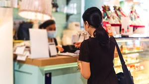 Banii şi coronavirusul: Unul din doi români nu crede că plata cash contribuie la răspândirea SARS-CoV-2