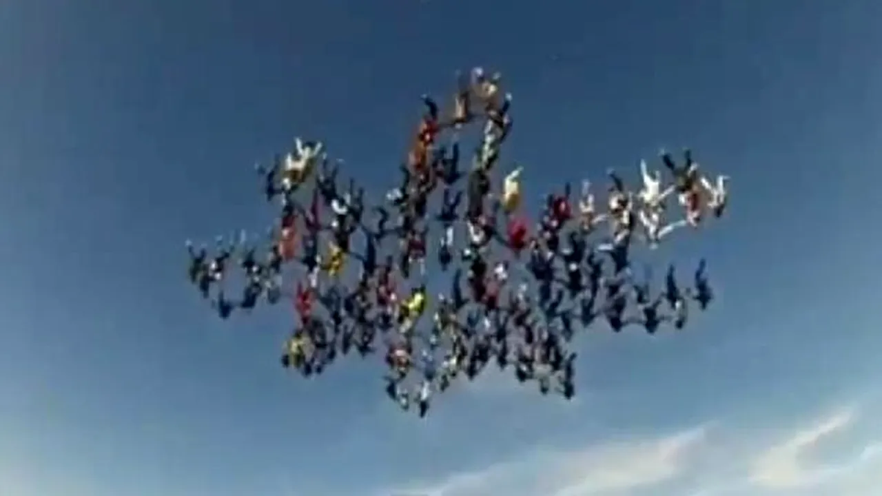 IMAGINI SPECTACULOASE: 138 de paraşutişti au doborât recordul mondial - VIDEO