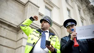 GALERIE FOTO, VIDEO Protest al poliţiştilor, în faţa Guvernului. Care sunt revendicările pe care le au oamenii legii/ Dimineaţă au protestat şi în faţa Ministerului de Interne şi Ministerului Muncii