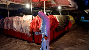 Cazul care ar putea schimba legislaţia muncii. Un focar de COVID-19 a închis o fabrică de confecţii cu aproape 500 de angajaţi din Brăila