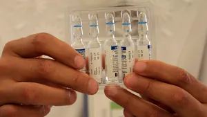 Marea Britanie lansează primul studiu privind a treia doză de vaccin