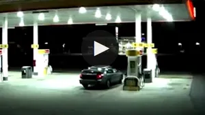 IMAGINILE ZILEI. O femeie răpită în portbagajul unei maşini reuşeşte să se elibereze, punând răpitorul pe fugă