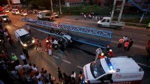 Bărbatul rănit în urma prăbuşirii pasarelei de pe DN1 a murit