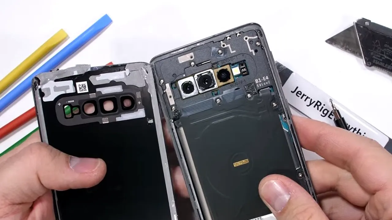 Galaxy S10 ascunde două „surprize” neplăcute la interior | VIDEO