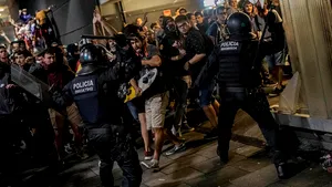 Proteste violente la Barcelona, după condamnarea liderilor separatişti catalani: Peste 100 de zboruri de pe Aeroportul El Prat, anulate - VIDEO