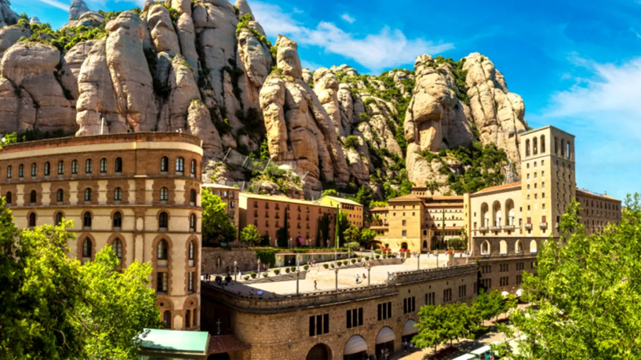 Cum trăiesc monahii benedictini la mânăstirea Montserrat, lăcașul sfânt al catalanilor. Rutina zilnică în locul pe unde trec anual milioane de turiști și credincioși