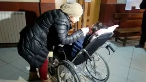 Avocaţii unei fete, rămasă paralizată după un accident, acuză tergiversarea dosarului