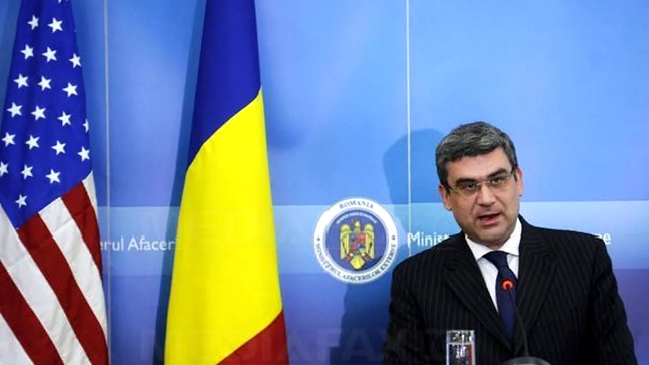 Baconschi a inaugurat competiţiile Cupei MAE jucând două schimburi de mingi într-o partidă de tenis