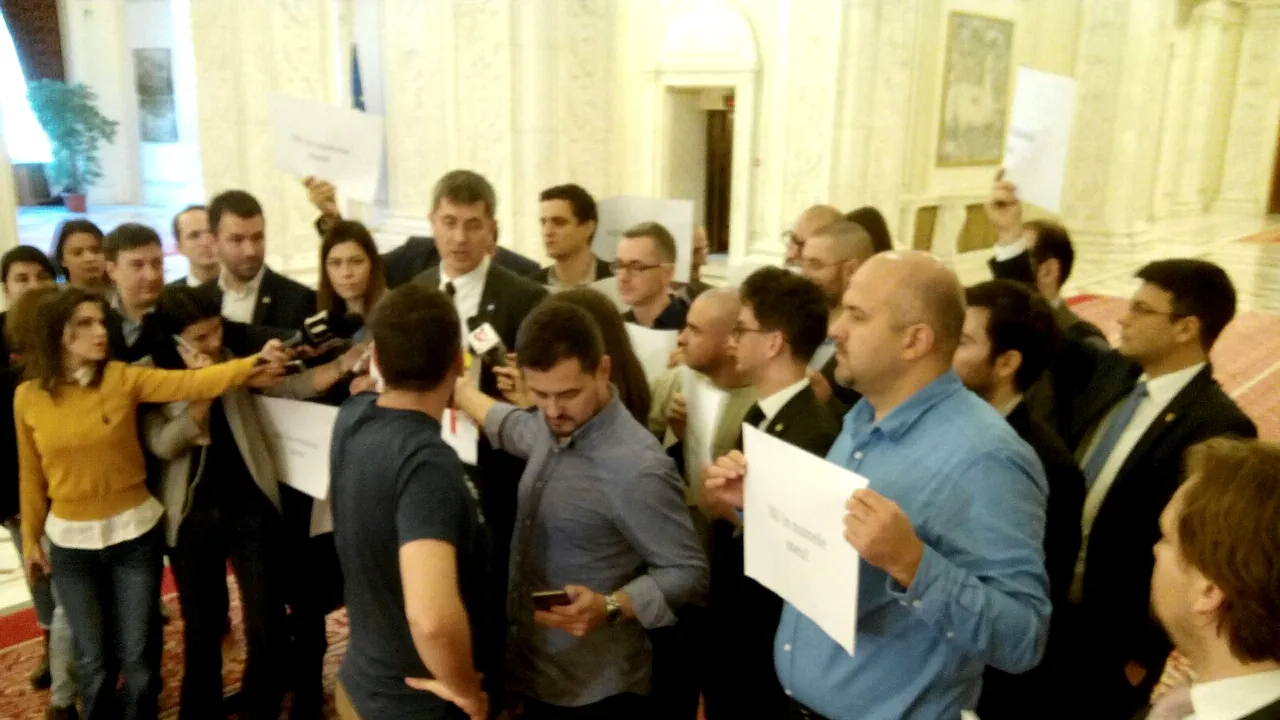 UPDATE: Dezbaterile la Statutul magistraţilor, reluate în plenul Camerei Deputaţilor. Vlase ţine şedinţa de la un microfon portabil/ Deputaţii USR, protest în faţa sălii de plen