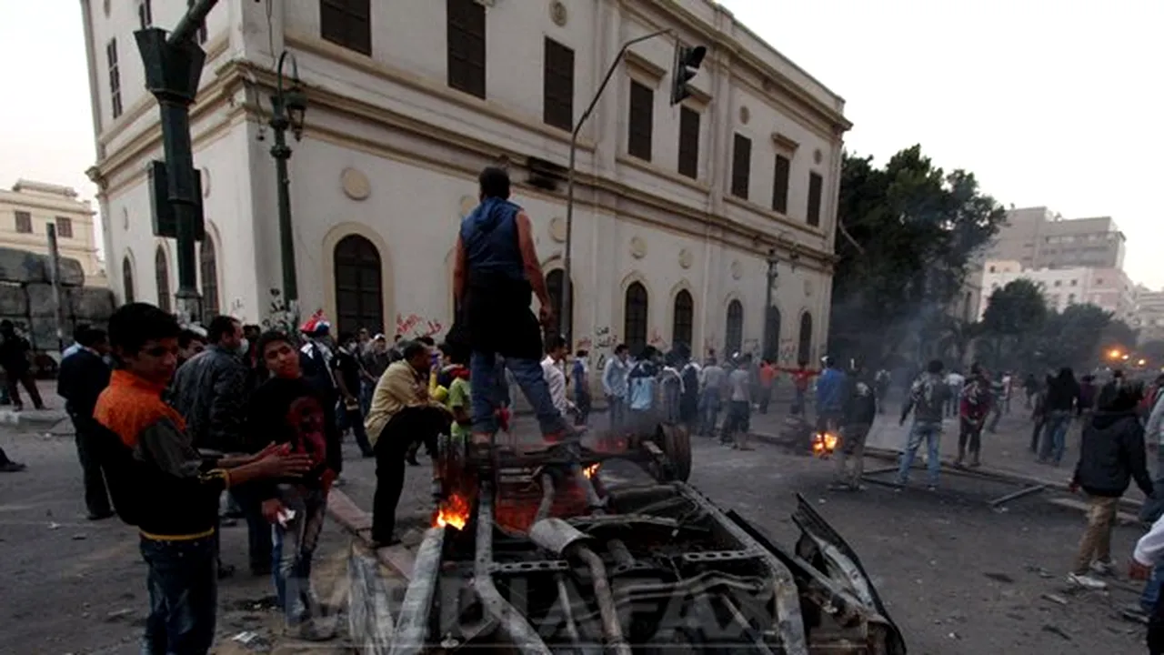 PROTESTE LA CAIRO: Forţele de ordine au lansat gaze lacrimogene către manifestanţii ostili preşedintelui