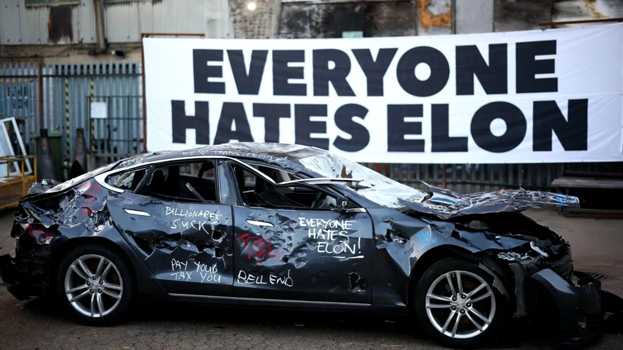 Participanţii la evenimentul „Toată lumea îl urăşte pe Elon” au distrus o Tesla cu un baros