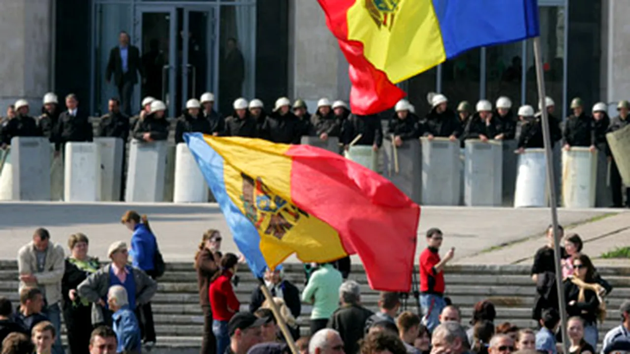 Circa 10.000 de manifestanţi la mitingul opoziţiei de la Chişinău
