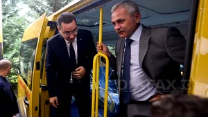 Victor Ponta a înmânat cheile primelor microbuze şcolare repartizate comunelor de Ministerul Dezvoltării - FOTO