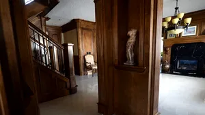 Cum a ajuns o VILĂ, „operă de artă”, în valoare de 1.7 milioane de dolari, să fie vândută la preţul de 25 de dolari | FOTO