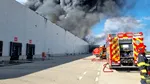 Incendiul de proporții de la un depozit de pe A1 încă nu a fost stins. Pompierii operează la fața locului