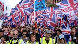 EXTERNE Zeci de mii de oameni protestează la Londra în cadrul unor marșuri rivale. Manifestație naționalistă  și demonstrație pro-palestiniană